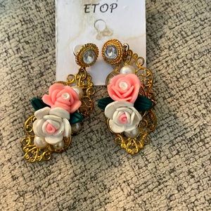 Pretty earrings that the backing is gold and it is decorated with cute flowers!!